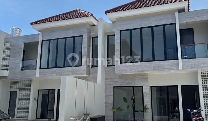 tampak depan rumah mewah 2 lantai di
