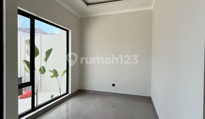 ruang tamu rumah mewah 2 lantai di