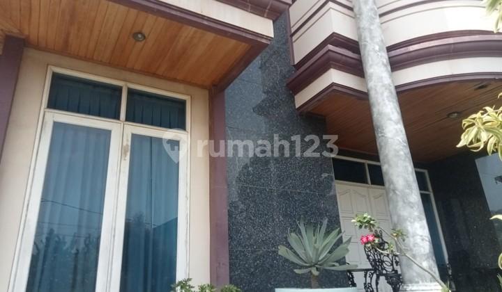 teras rumah mewah 2lt dengan kolam