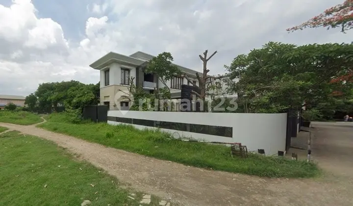 tampak depan rumah hoek 2lt di puri