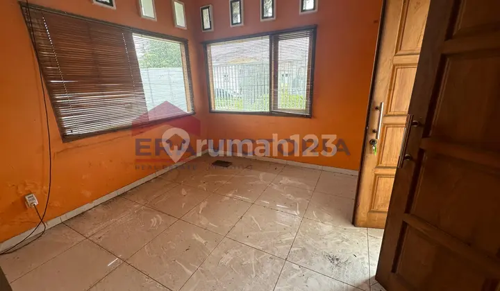 ruang tamu rumah modern di perumahan pratama,