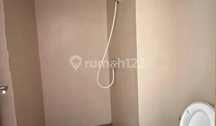 kamar mandi apartemen studio full furnished di
