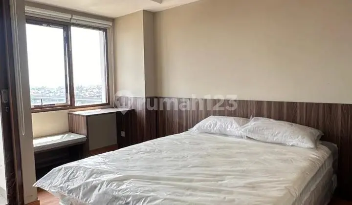 kamar tidur apartemen studio full furnished di