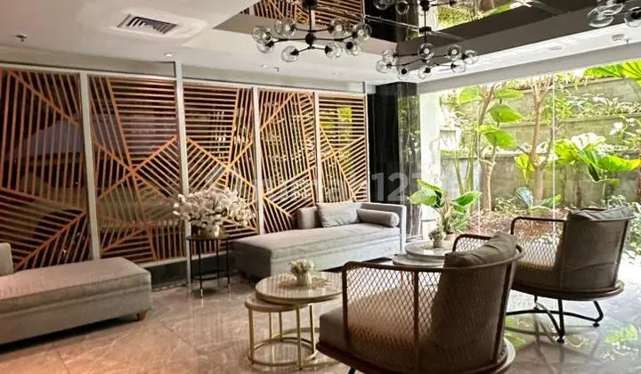 ruang tamu apartemen studio full furnished di