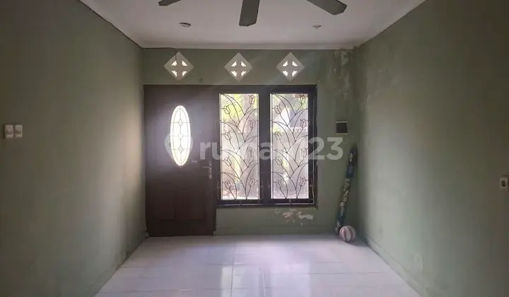 ruang tamu dijual rumah 2 lantai dengan