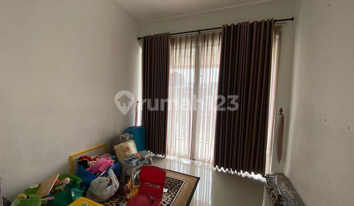 kamar tidur rumah 2 lantai depan taman
