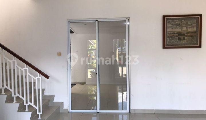 ruang keluarga rumah 2 lantai siap huni