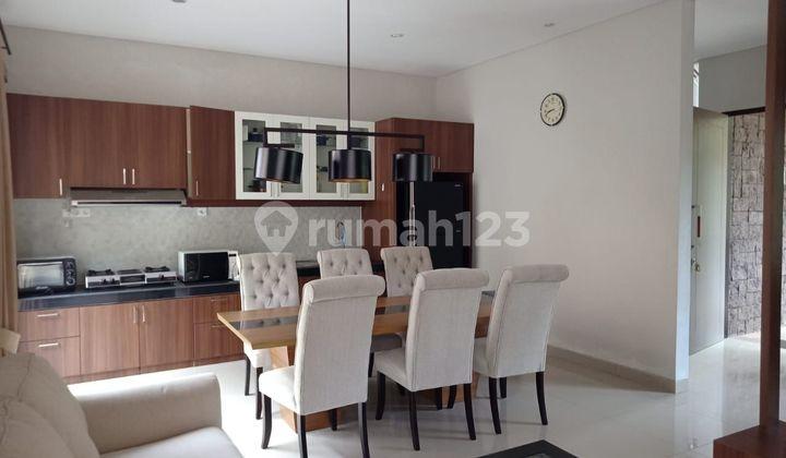 ruang makan villa full furnish siap huni