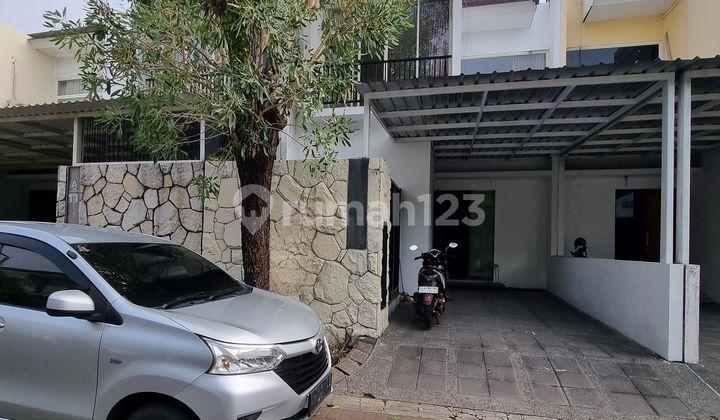 tampak depan disewakan / jual rumah siap