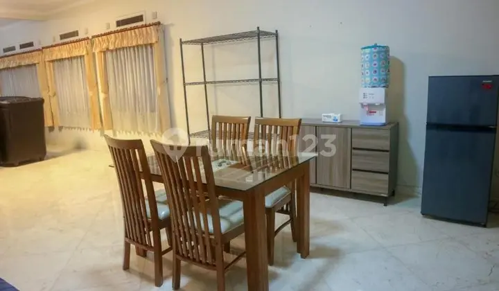 ruang makan rumah lux siap huni di