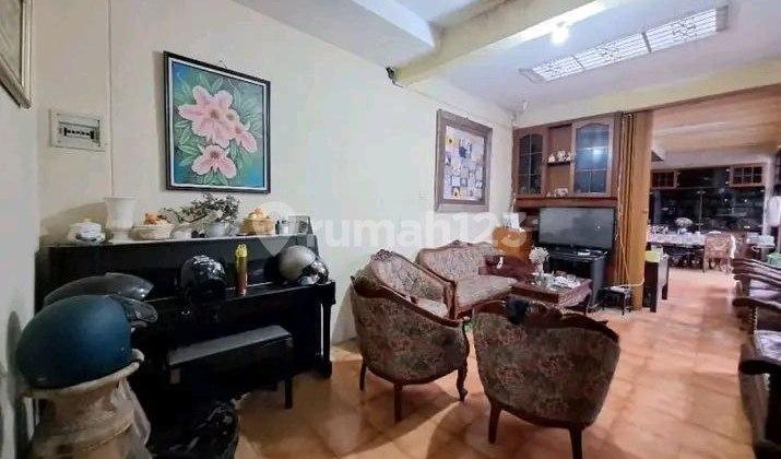 ruang tamu rumah di sayap dago belakang