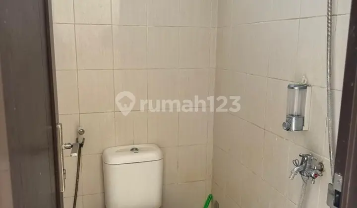 kamar mandi rumah 2 lantai semi furnish