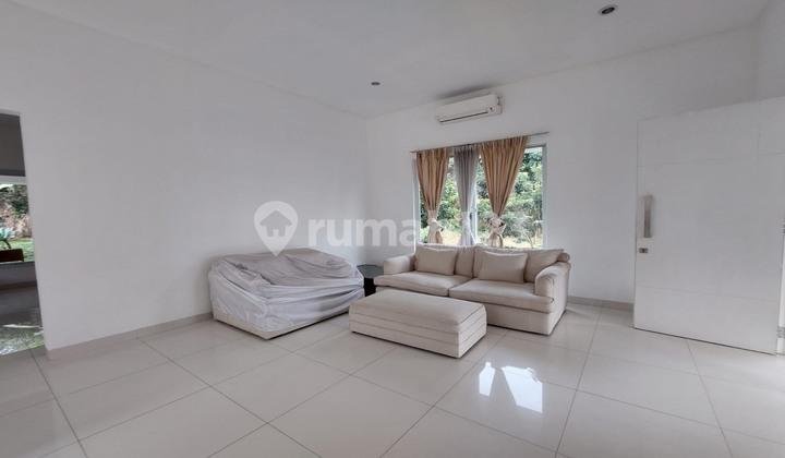 ruang tamu rumah mewah 2 lantai dengan