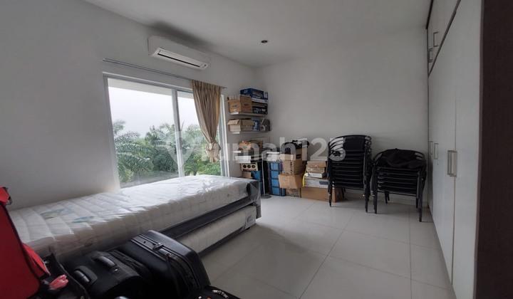 kamar tidur rumah mewah dengan view golf