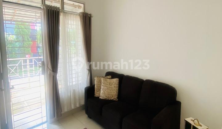 ruang tamu rumah satu lantai hook disamping