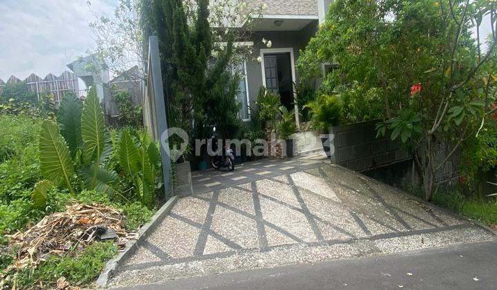 garasi/carport rumah 3 lantai dengan view