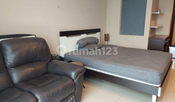 kamar tidur di sewa apartemen u residence