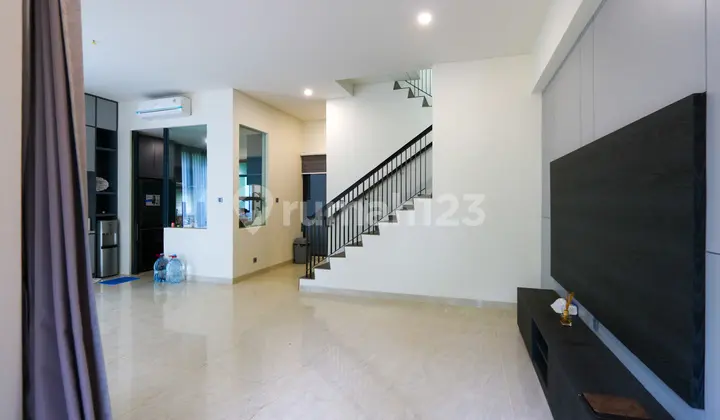 ruang tamu rumah hoek tanglin parc sanctuary,