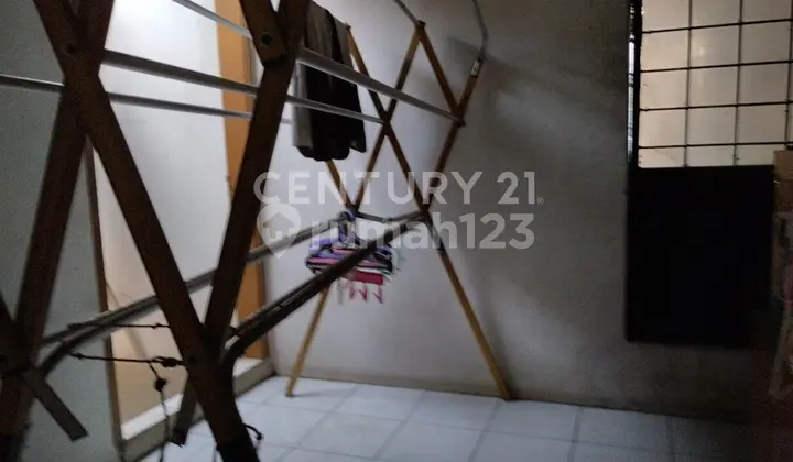 tampak depan rumah terawat di taman rahayu