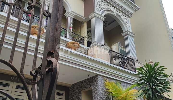 tampak depan dijual rumah classic modern &