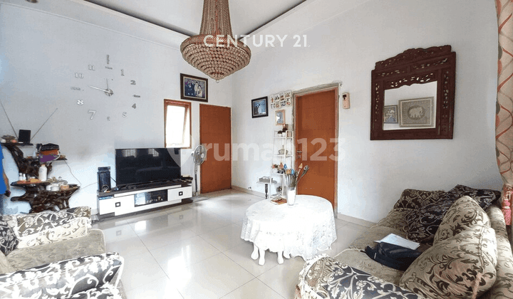 ruang tamu rumah hoek 1 lt jalan