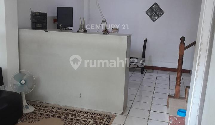 ruang tamu rumah strategis dekat tol di