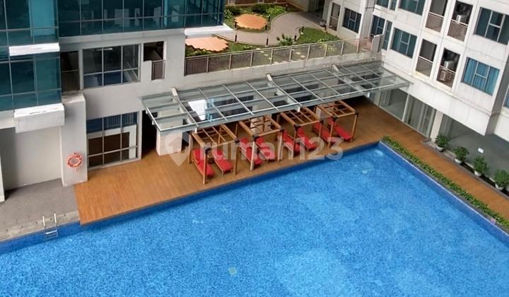 kolam renang apartemen tipe studio dekat stasiun