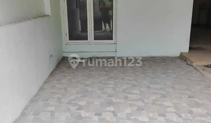 garasi/carport 0160 disewakan rumah green garden