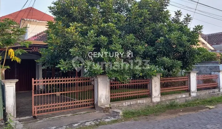 tampak depan rumah tenang kawasan perum dosen