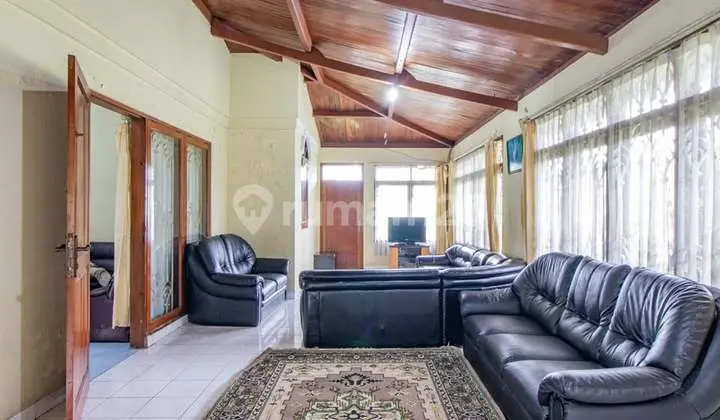 ruang tamu villa pesona ciater highland resort