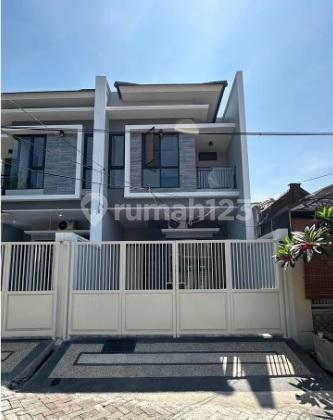 tampak depan dijual rumah 2 lantai minimalis