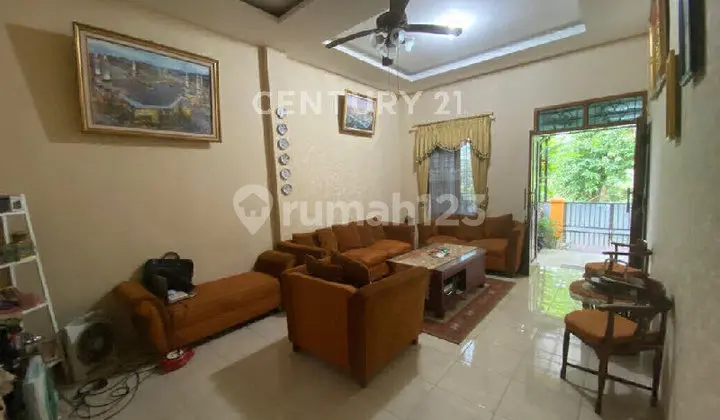 ruang tamu rumah besar 2 lantai di