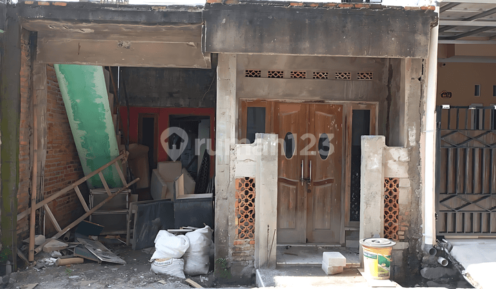 tampak depan rumah butuh renovasi total di