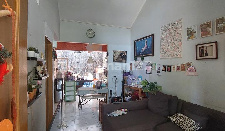 ruang tamu rumah di taman venesia sentul