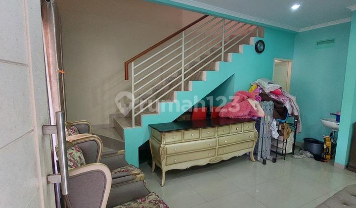 ruang tamu rumah eksklusif di rivela park