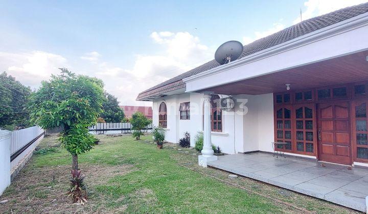 tampak depan rumah di bogor luas asri