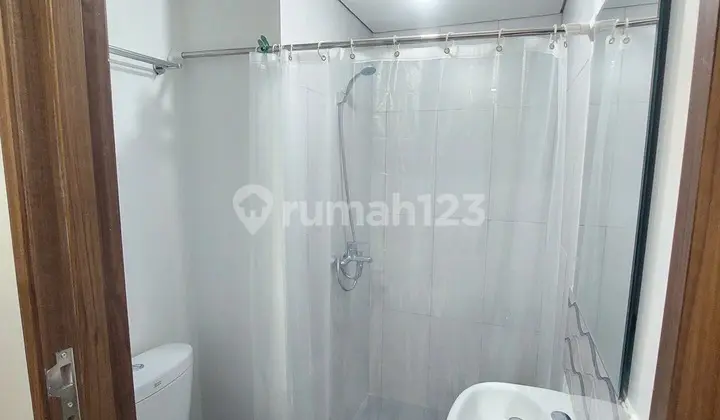 kamar mandi apartemen di sentul tipe studio