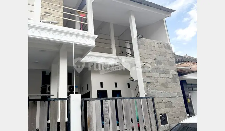 tampak depan rumah kost 2 lantai full
