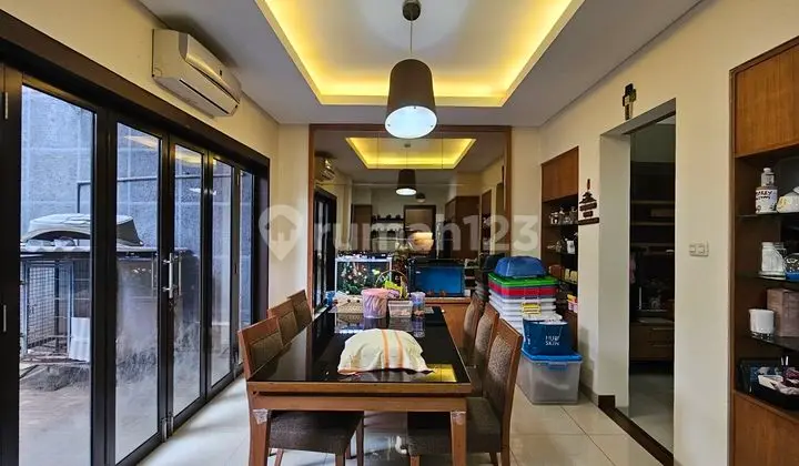 ruang makan rumah di taman himalaya shm