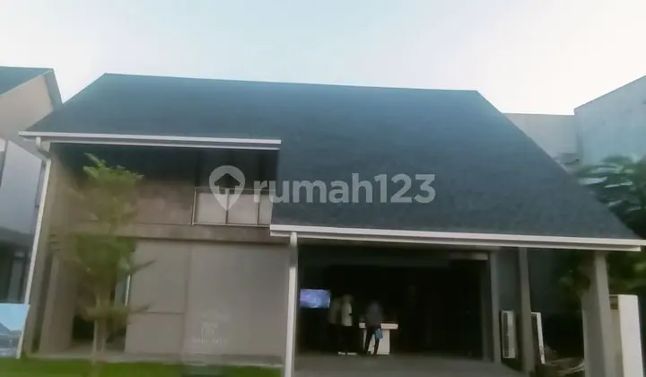 tampak depan rumah mewah 2 lantai royal