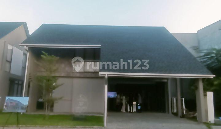 tampak depan rumah mewah 2 lantai royal