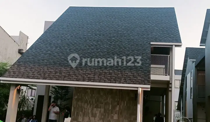 tampak depan rumah mewah 2 lantai royal