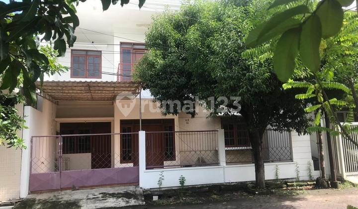 tampak depan dijual rumah 2 lantai lokasi
