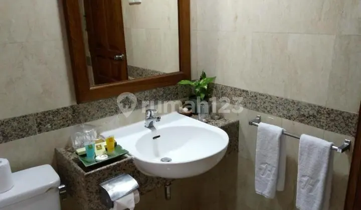 kamar mandi beach front apartment di lokasi