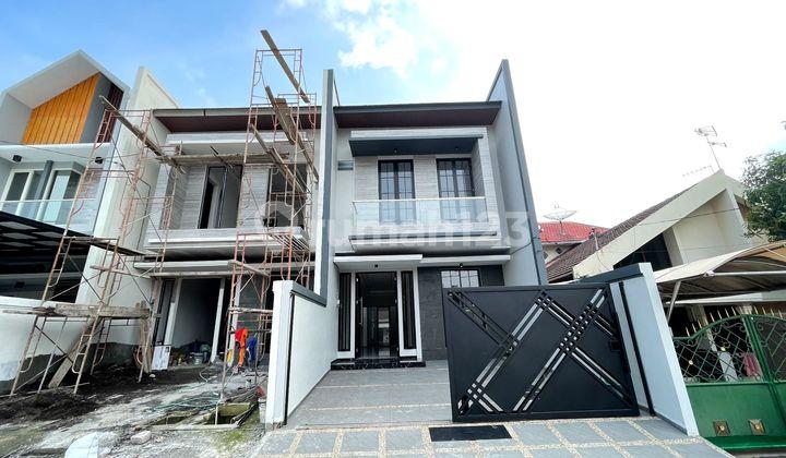 tampak depan rumah baru gress di manyar