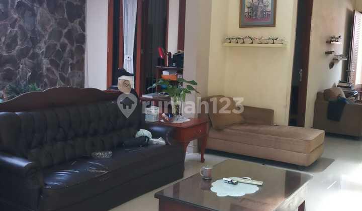 ruang keluarga rumah bagus di perumahan bumi