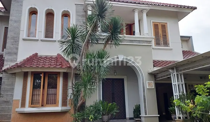 tampak depan dijual cepat. rumah asri taman