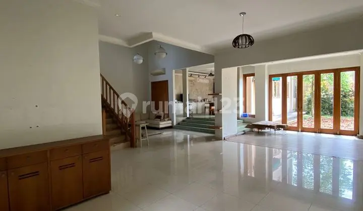 ruang tamu dijual cepat. rumah asri taman