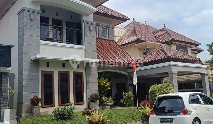 tampak depan rumah mewah di dalam perumahan