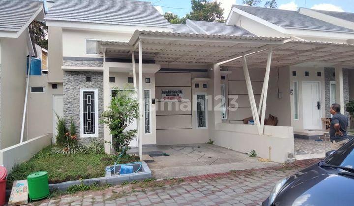 tampak depan rumah minimalis semi furnish lokasi